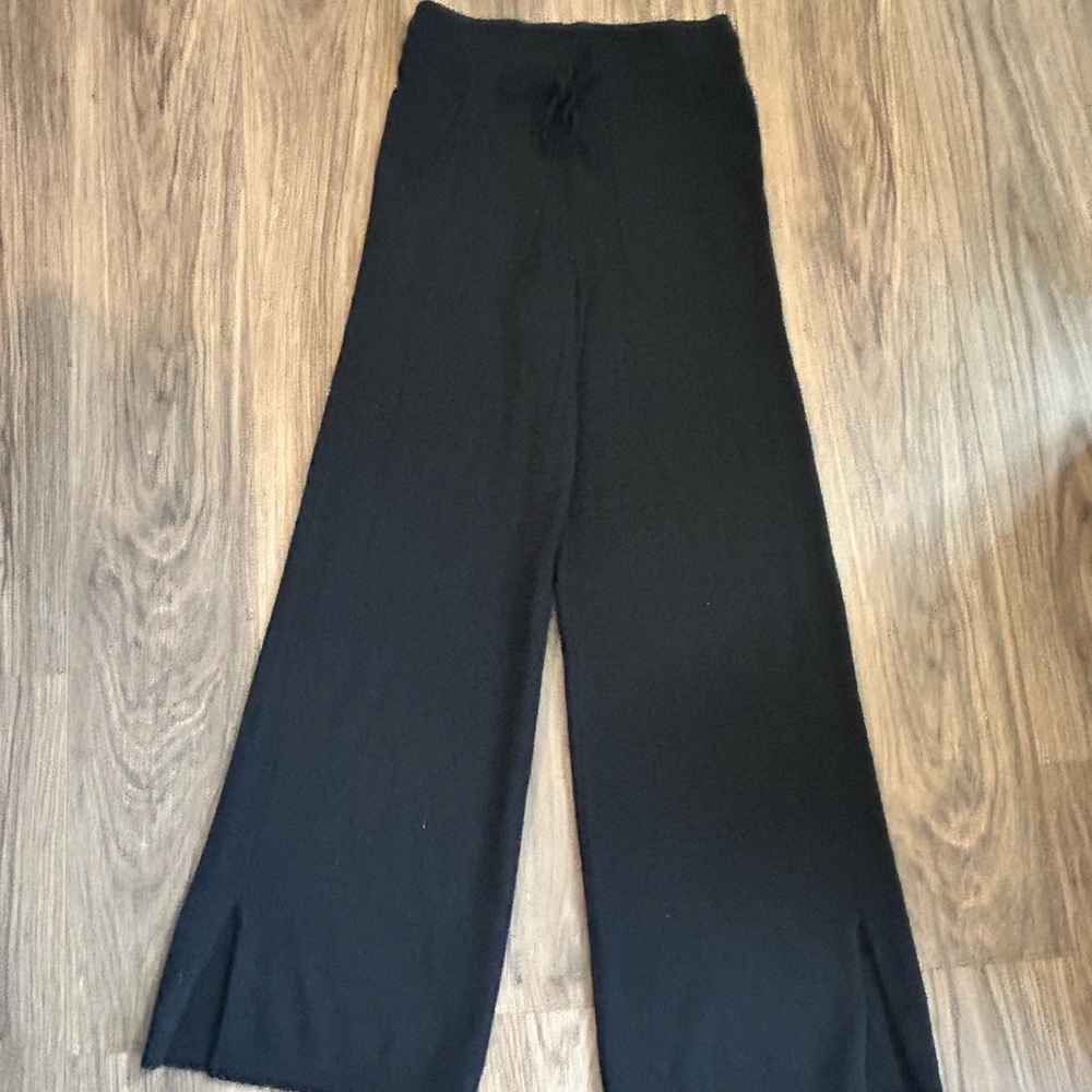 Splendid SMALL cashmere? Classic Black Knit Pants